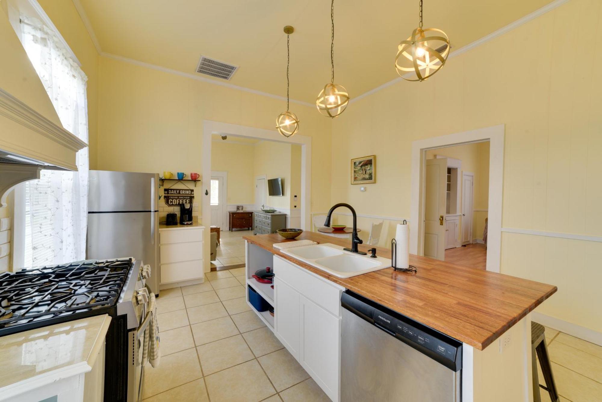 Cozy Thomasville Cottage - Walk To Downtown! Exterior photo